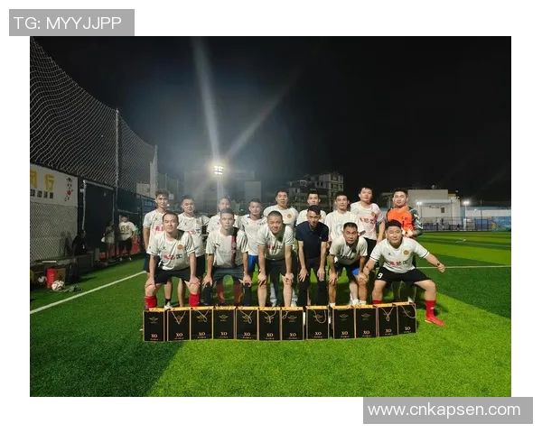 四位足球球星与女主角合影瞬间展现足球魅力与精彩互动 四位足球球星与女主角合影瞬间展现足球魅力与精彩互动