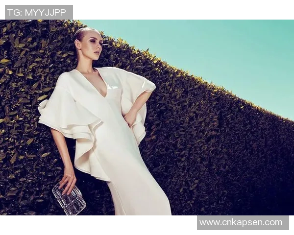 足球女星户外活动时尚头像展现动感与魅力，青春活力尽显风采