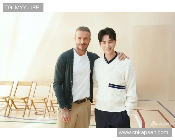 足球教练与外籍球星亲密合影 展现默契与团队精神 足球教练与外籍球星亲密合影 展现默契与团队精神