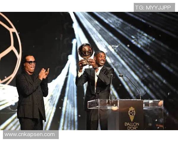 足球巨星荣膺金球奖瞬间集锦精彩回顾与赛场背后的奋斗故事 足球巨星荣膺金球奖瞬间集锦精彩回顾与赛场背后的奋斗故事